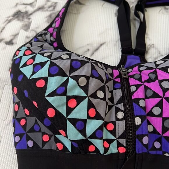 Victoria’s Secret Geometric Pattern Front Zip Sport Bra Size 32C - Picture 2 of 13